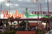 entrance sign Yumbo center